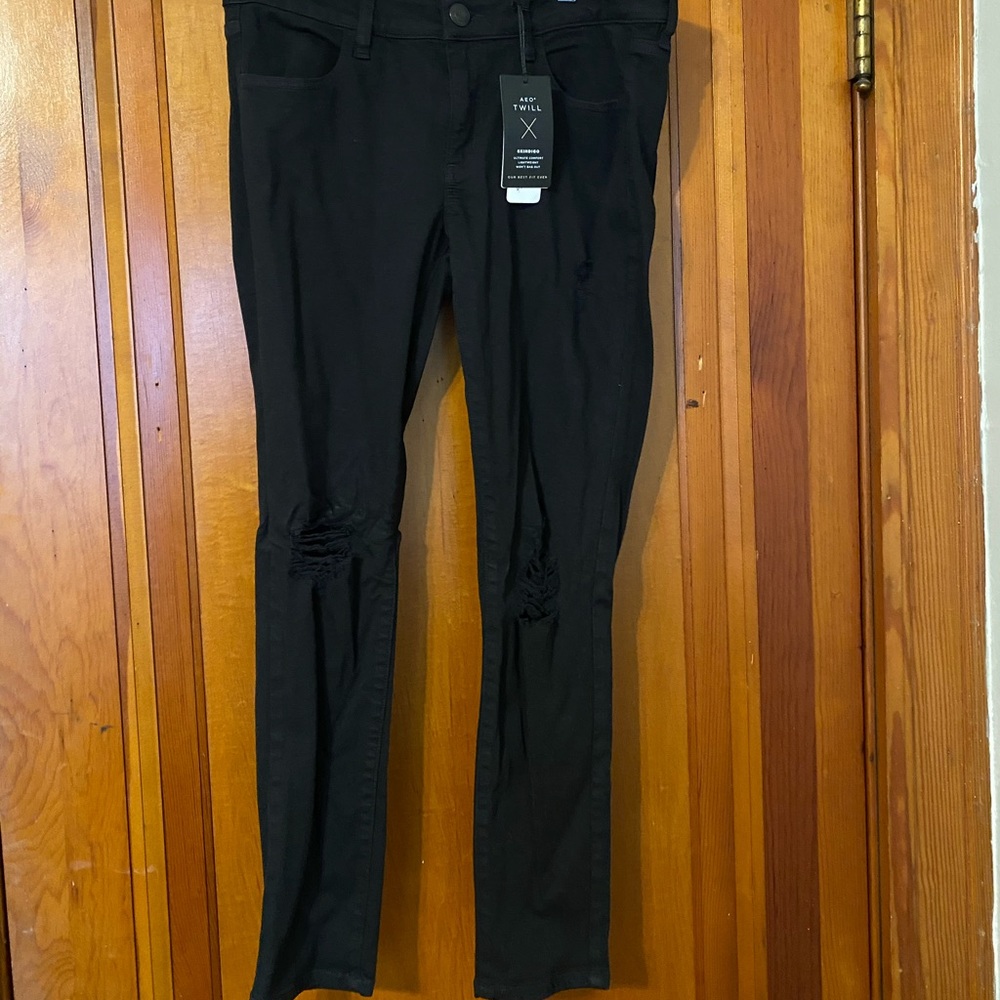 Low-rise Distressed Black Skinny Jegging